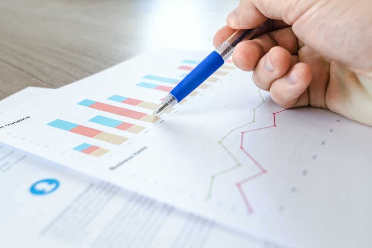 person explaining performance marketing
